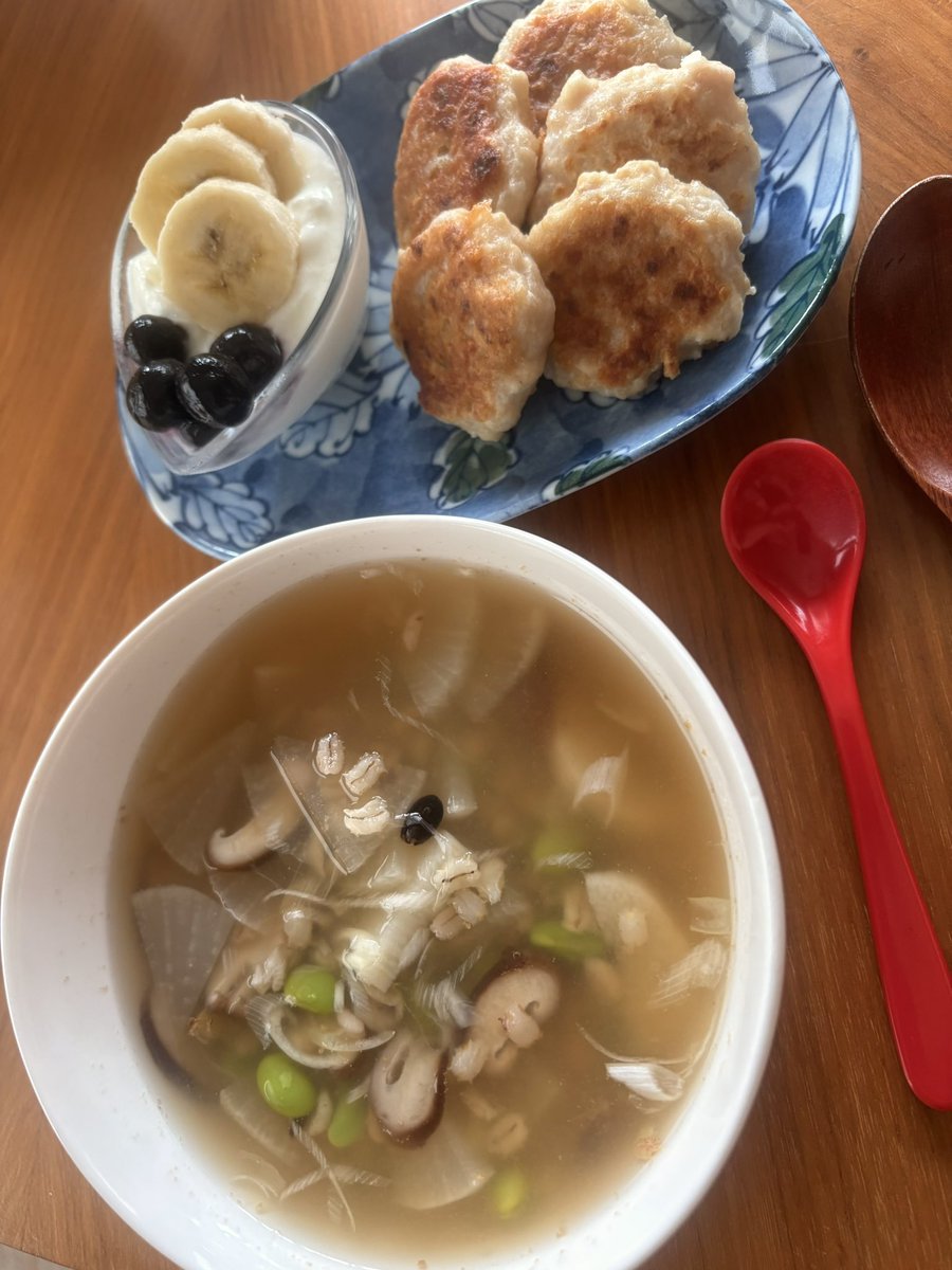 mosmouth's tweet photo. ☑️雑穀入野菜スープ(雑穀、もち麦、長芋、長ネギ、枝豆、椎茸、生姜、アマニ油)
☑️豆腐鶏団子(胸肉ミンチ、長芋、片栗粉、豆腐)
☑️プレーンヨーグルト(ブルーベリー、バナナ、オリゴ糖)
#ダイエット
#コレステロール https://t.co/Jz4vjaoOak