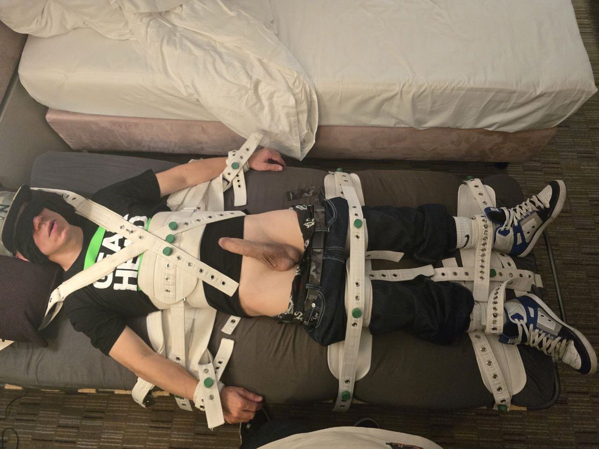 Ended up tied and edged by @sskaterr1994 at Folsom. Was fun 😍

#baggyboy #saggerboy #sneaker #segufix #bondage