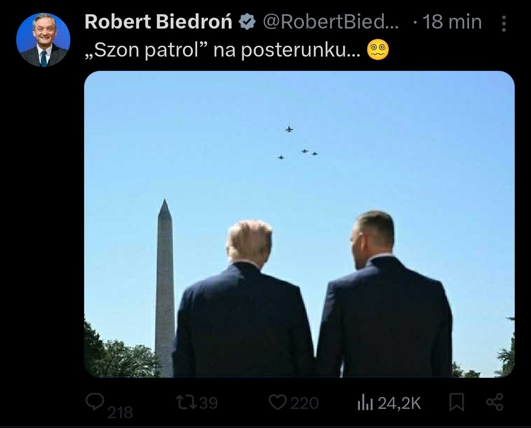 MurzynfrogXXX's tweet photo. Nie wierzę. 

Co za śmieć.

Ja bym nie zwrócił na to uwagi nawet, bo to jest właśnie jego poziom. Ale to był moment w którym oddawano hołd naszemu pilotowi który tragicznie zginął.

Absolutnie zjebany matkobijca. https://t.co/mBpfY6aTWl