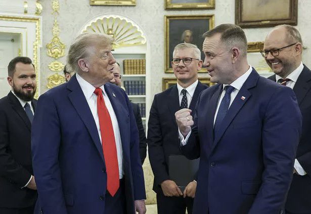 chrzanikx's tweet image. Ale potencjał tego zdjęcia Nawrockiego z Trumpem 

Wiecie co robić XD