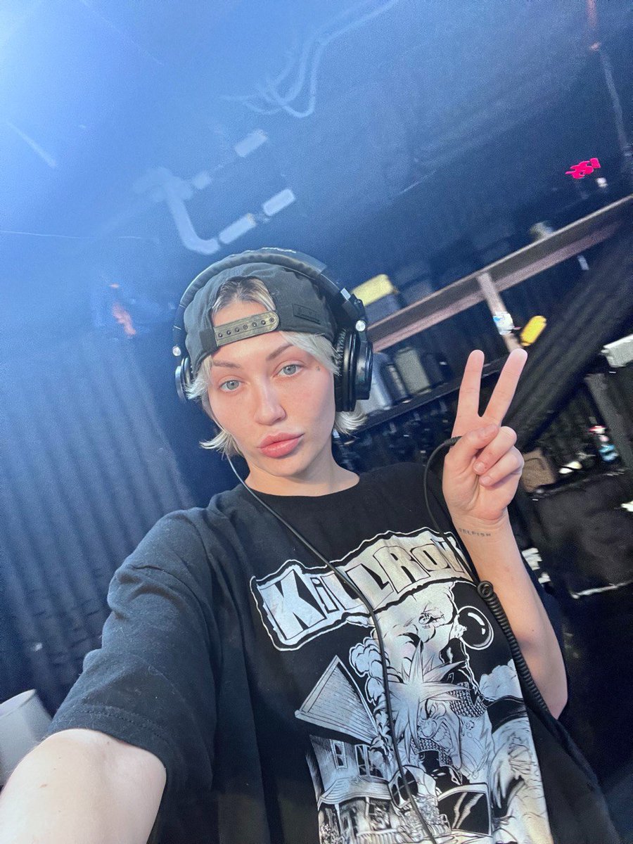 Do you like me better with or without makeup? Either way, I'm always looking good on set for director <a href="/JimPowersXXX/">JimPowers</a> 
Hit up <a href="/invisionmodels/">Invisionmodels</a> to get me on your set 😇