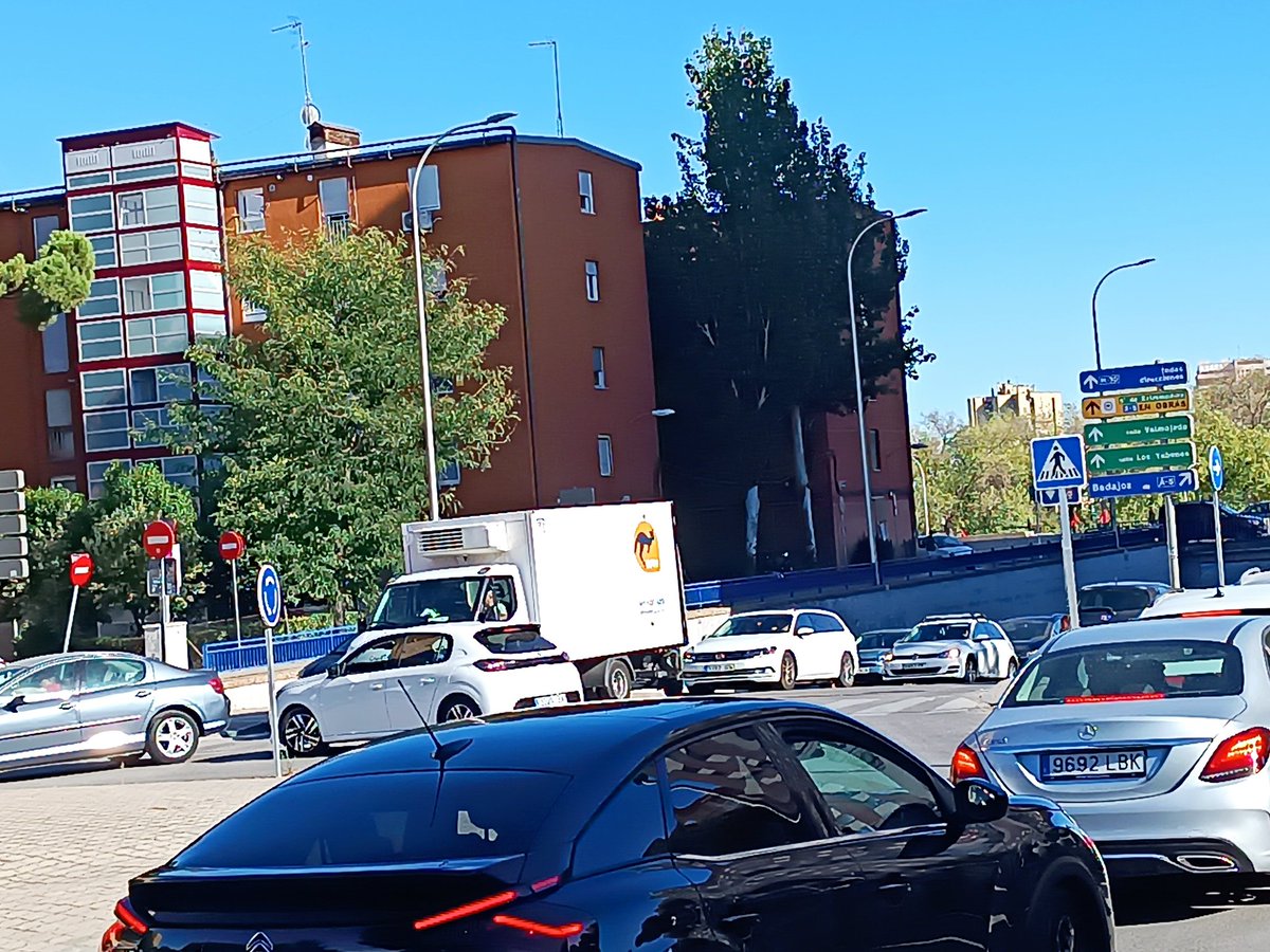 Está mista tarde... (Detrás camión rojo un coche policía subido a la acera con los 2 agentes dentro)