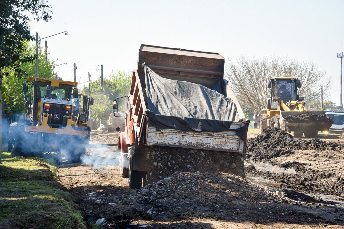 Avanzamos con un amplio operativo integral en el Barrio Ampliación Villa Muñecas III con el fin de mejorar la accesibilidad, el entorno urbano y la calidad de vida de las familias de la zona 👷‍♂️🚜
