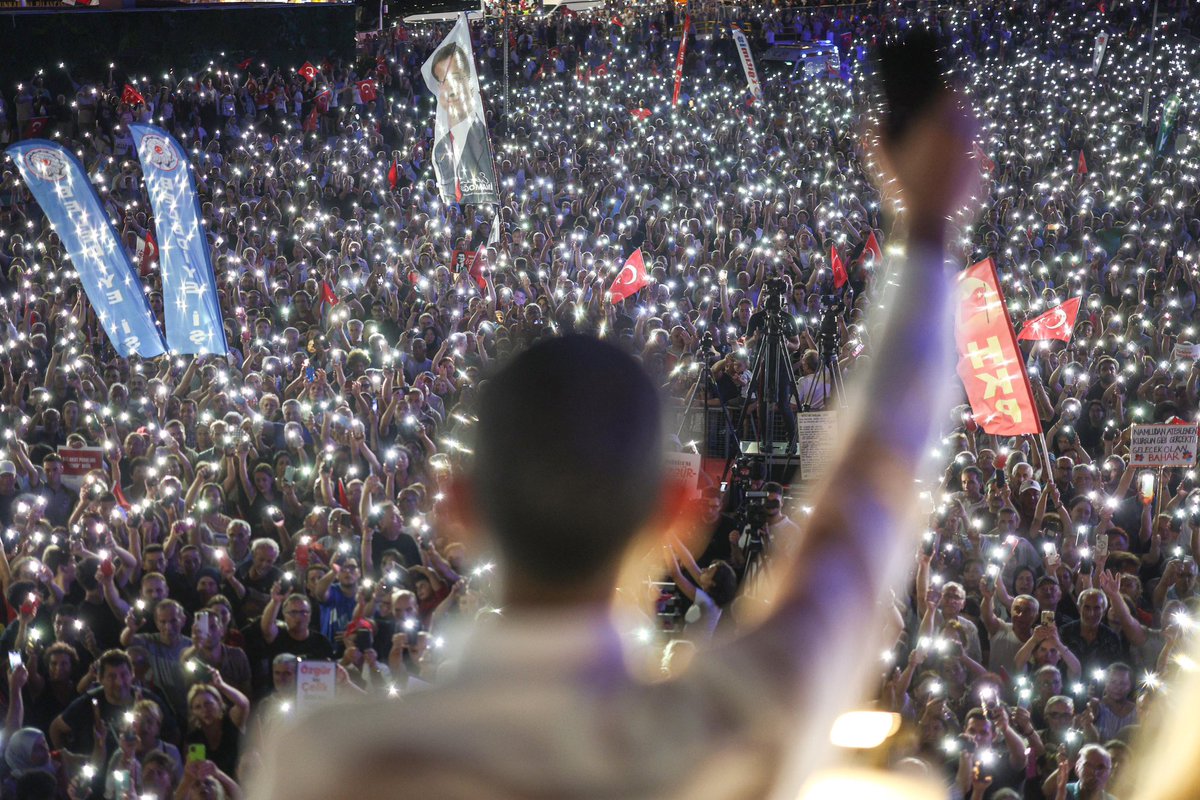 Özgür Özel (@eczozgurozel) on Twitter photo Zeytinburnu meydanını dolduran yürekli insanlara teşekkür ediyorum.
Gözün almadığı bu kalabalık, bu dolup taşan meydan milletin darbecilere cevabıdır! 
Kimse unutmasın: 
Ekilir ekin geliriz, 
Ezilir un geliriz, 
Bir gider bin geliriz!
TESLİM OLMAYACAĞIZ! Zeytinburnu meydanını dolduran yürekli insanlara teşekkür ediyorum.
Gözün almadığı bu kalabalık, bu dolup taşan meydan milletin darbecilere cevabıdır! 
Kimse unutmasın: 
Ekilir ekin geliriz, 
Ezilir un geliriz, 
Bir gider bin geliriz!
TESLİM OLMAYACAĞIZ!