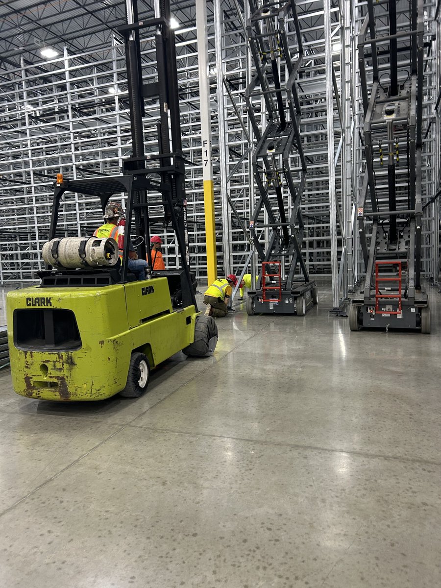 MidAmCarpenters's tweet image. Advancing progress, one project at a time! #Local1693 Millwrights are spearheading growth and innovation at a big box distribution center in Morris, IL. Keep up the efforts Brothers!
