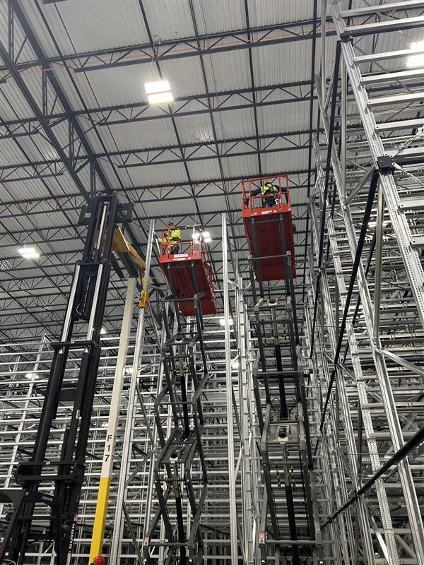 MidAmCarpenters's tweet image. Advancing progress, one project at a time! #Local1693 Millwrights are spearheading growth and innovation at a big box distribution center in Morris, IL. Keep up the efforts Brothers!