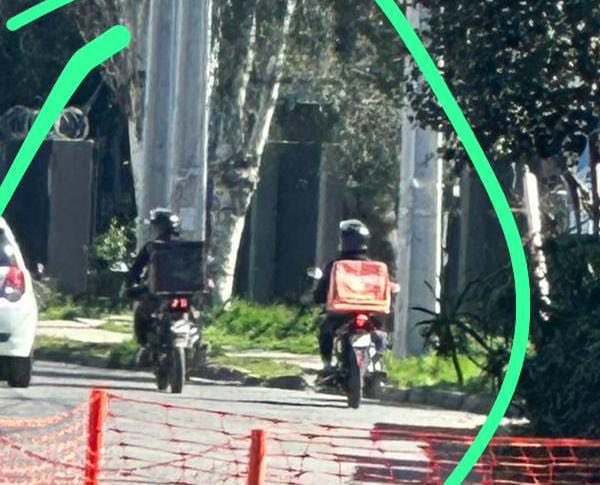 MegafonoPopular's tweet image. 🔴🇨🇱 #Pudahuel motoristas #Venezolanos hace más de 3 meses que  asaltan a escolares y transeúntes, andan con arma y machete. Moto honda 190 negra, no tiene patente. 
Moto honda 150 roja, con patente.
Ambos modelos RX, #PDI y @Carabdechile no han echo nada a pesar de las denuncias