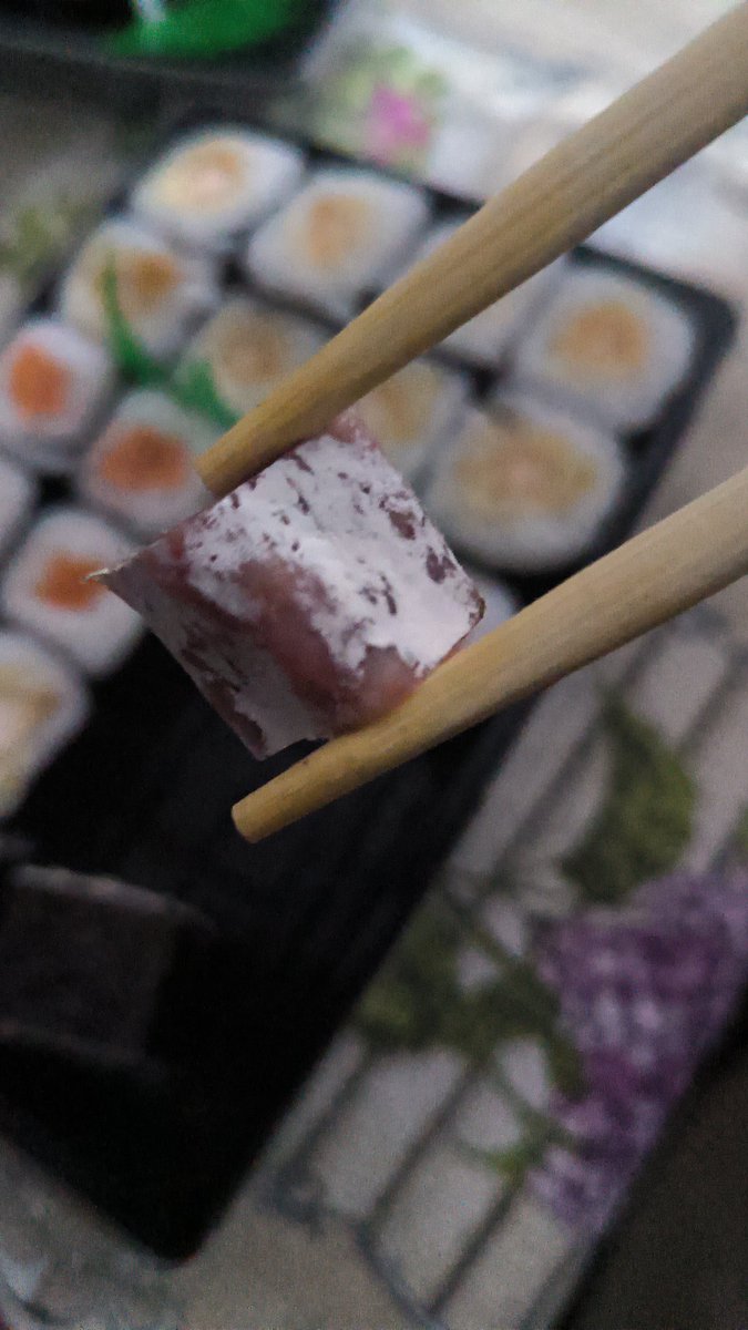 Cada vez que como sushi termino con una tensión en la mano de coger los palillos... que me tengo que dar reflex. ¿A ustedes también os pasa?