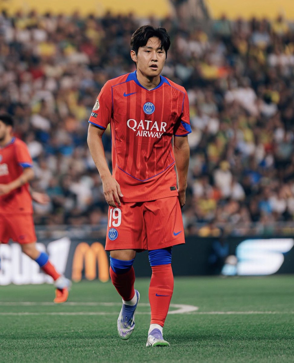 KangInUpdates's tweet image. 👀 Who’s heading to the PSG match on the 27th?
Might have something special lined up for one of you… 🔵🔴

#PSG #이강인