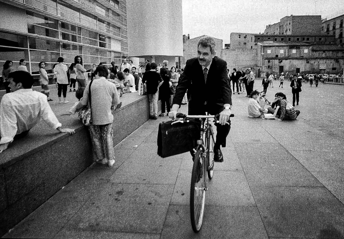 Pasqual Maragall en bici pel MACBA.

📷 Pepe Encinas