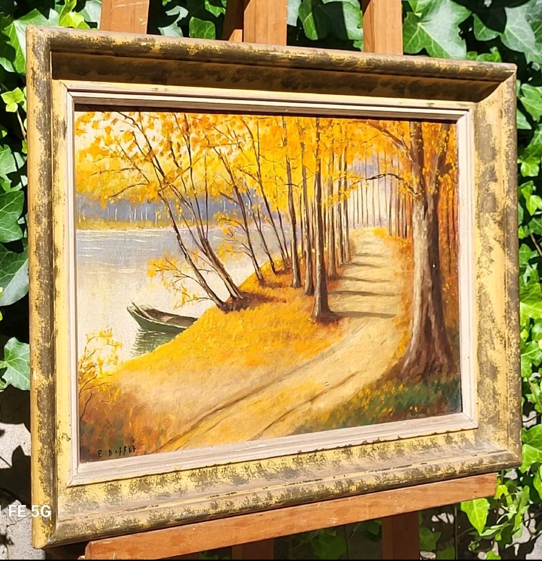 AzmaniP's tweet image. La peinture à l'huile sur panneau de bois représente un paysage d'automne, avec un chemin bordé d'arbres aux feuilles dorées longeant un lac où repose une barque.

Style et mouvement potentiels :

Impressionnisme/Post-impressionnisme .