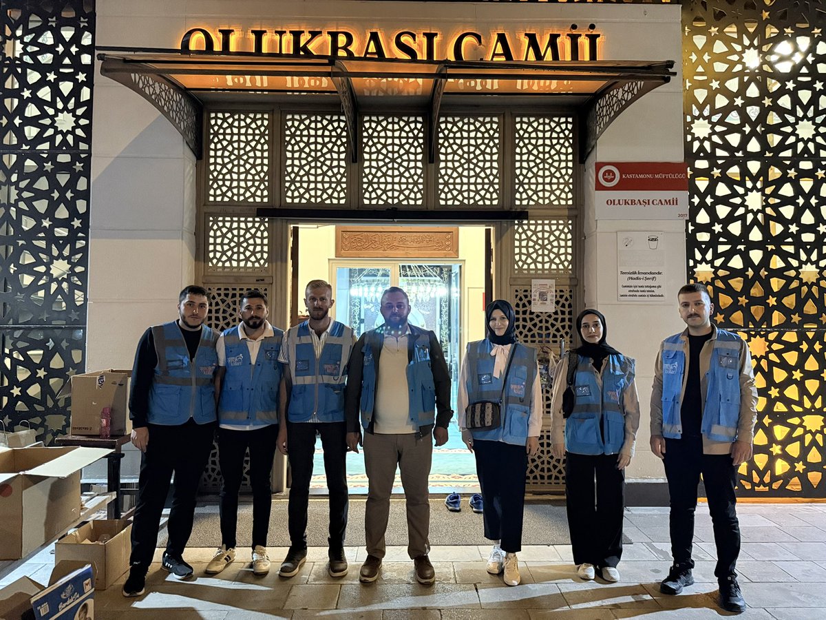 Mevlid Kandilimiz Mübarek Olsun..🌙

AK Gençlik olarak bugün Olukbaşı Camii’nde cemaatimize kandil simidi ikramında bulunduk.

Bu mübarek gece vesilesiyle gönüllerimizin nurla dolmasını diliyoruz. 🌙✨

Birlik, beraberlik ve kardeşlik duygularımızı pekiştirdiğimiz bu özel günde;