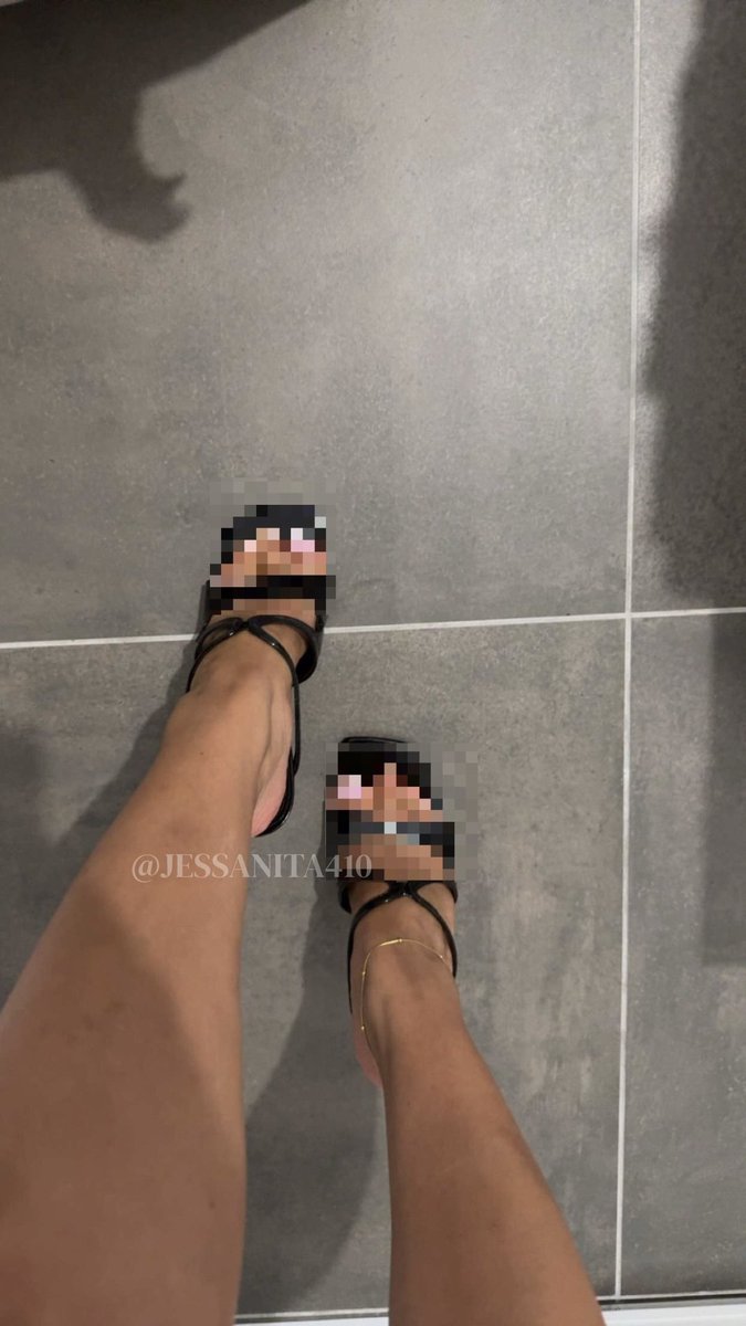 JessAnita410's tweet photo. Viens privé si tu veux voir les pieds maghrébins de ma copine sans les pixels 🥰 https://t.co/PzVtUbPK3i