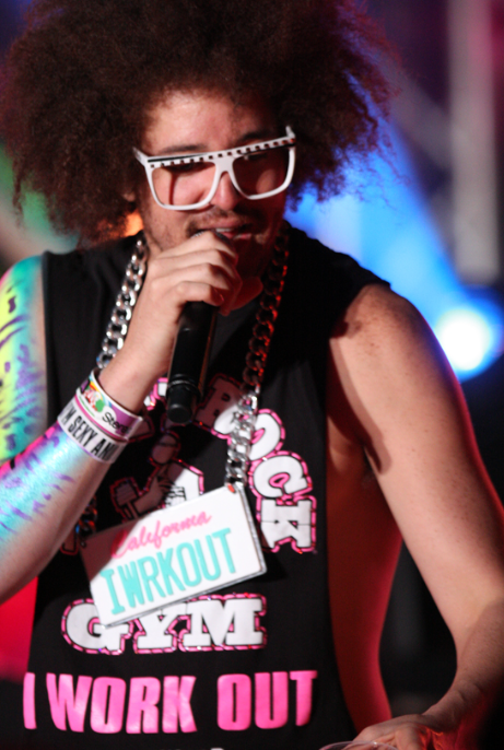 Facts_e_hub's tweet image. 5️⃣ Redfoo (@Redfoo )

🎤 The party starter from LMFAO worked as a DJ at his parents’ nightclub! 🕺 His vibrant spirit teaches us to embrace fun and creativity!
#Redfoo #Party #Creativity