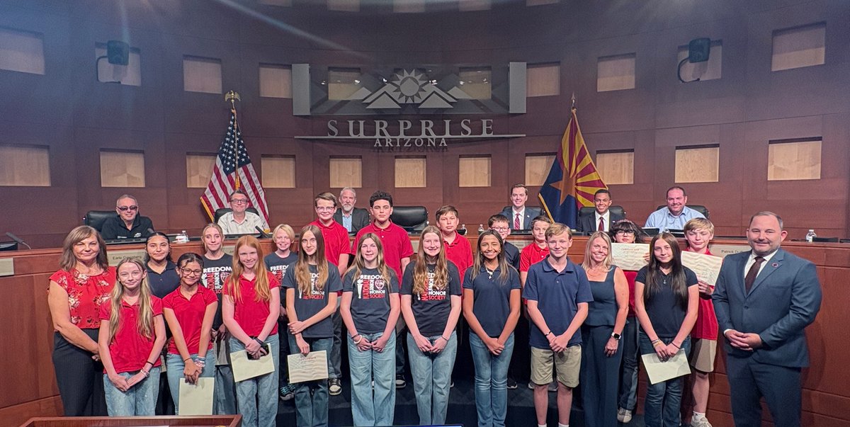 MayorSartor's tweet image. Last night’s City Council meeting had a few wholesome community moments. Thank U Freedom Traditional Academy NJHS members for leading us in the Pledge &amp;amp; #Surpriseaz Community Outreach Librarian Tonya Stuempfl in helping me proclaim Sept. &quot;Library Sign-Up Month&quot;
#connectionmatters