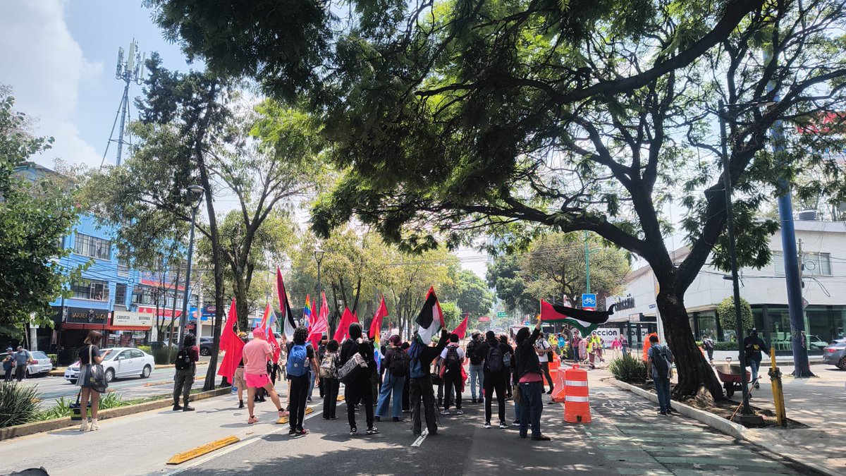📢 Marcha estudiantil en CDMX 📢
Un grupo de estudiantes universitarios inició una marcha desde el Parque de la Bombilla con rumbo a la Torre de Rectoría en Ciudad Universitaria.