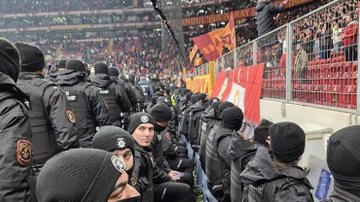 Başka hangi kurumda bu şekilde yüzlerce memuru sıraya dizip,
- Hem 12 saat çalıştırıp,
- Üstüne bir de ek görevle daha da fazla çalıştırıp
- 1 kuruş bile ek mesai ücreti verilmez.

POLİSİN HAKKINI VERİN..
#PolisMaliyeyeTakıldı #PoliseHaksızlık #polis