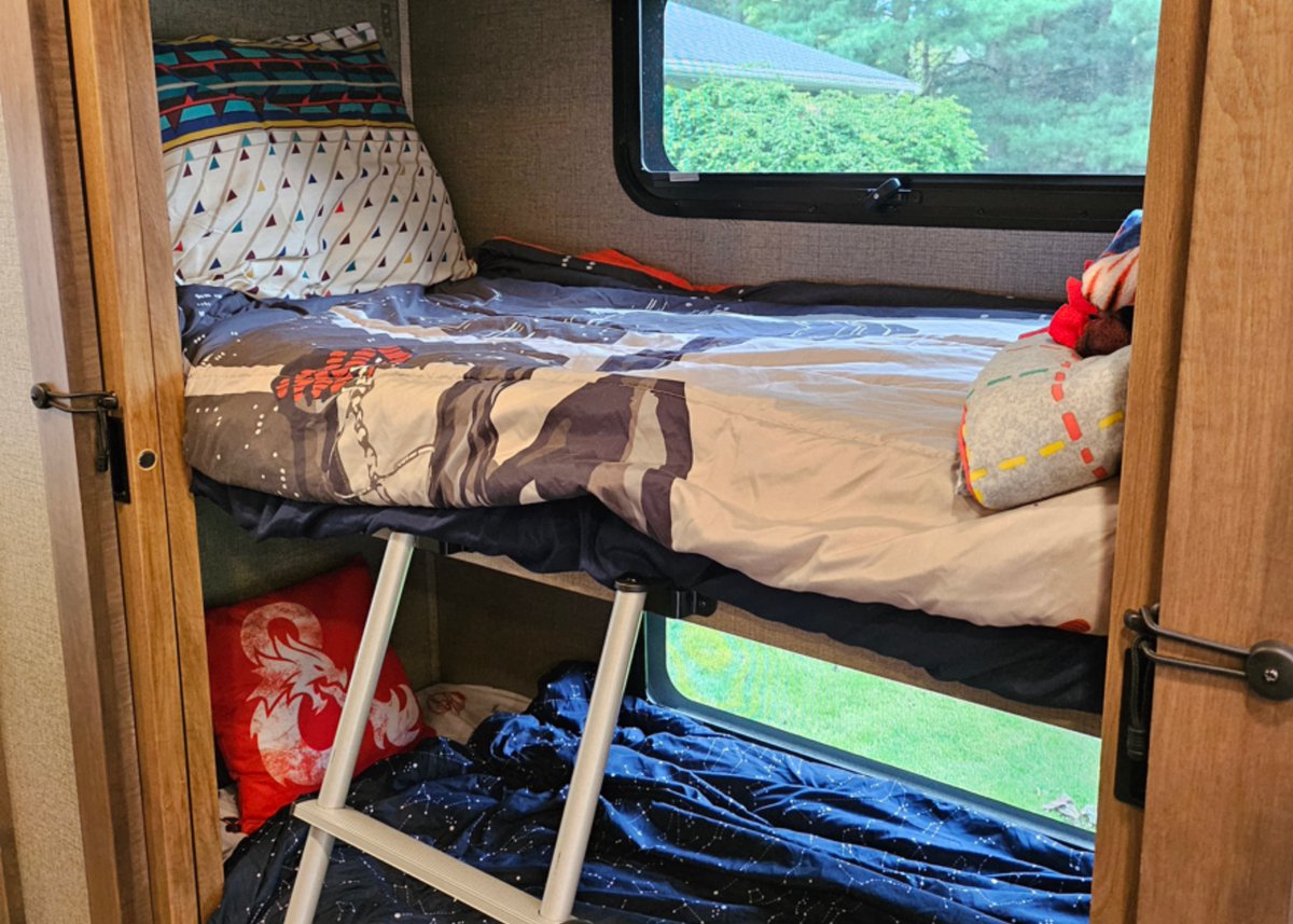 Feels like luxury, drives like a dream 🗺

🚐 2021 Thor Motor Coach Magnitude Rb34
💤 Sleeps 8
📏 36 ft
↔ 1 slide out 

Start your adventure here →  rvs.com/rvdetails/used…