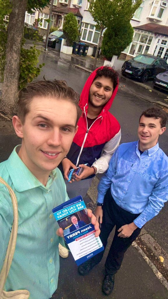 ☔️ How it started vs how it ended… 

🌳Very positive response on rainy doorsteps here in Addiscombe East w/ Cllr <a href="/Jeet__Bains/">Jeet Bains</a> &amp; Mayor <a href="/JasonForCroydon/">Jason Perry - Mayor of Croydon</a>!

🙏 Really encouraging to see more younger members joining us across the borough <a href="/CroydonYCs/">Croydon Young Conservatives</a> 

<a href="/CroydonTories/">Croydon Conservatives ☝️🇬🇧</a> <a href="/LGBTCons/">LGBT+ Conservatives</a>