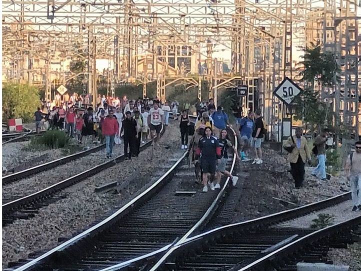 La imagen de la vergüenza se repite, cientos de usuarios de cercanías obligados a andar por las vías. 

Hasta cuando tenemos que soportar esto los usuarios de Cercanías.