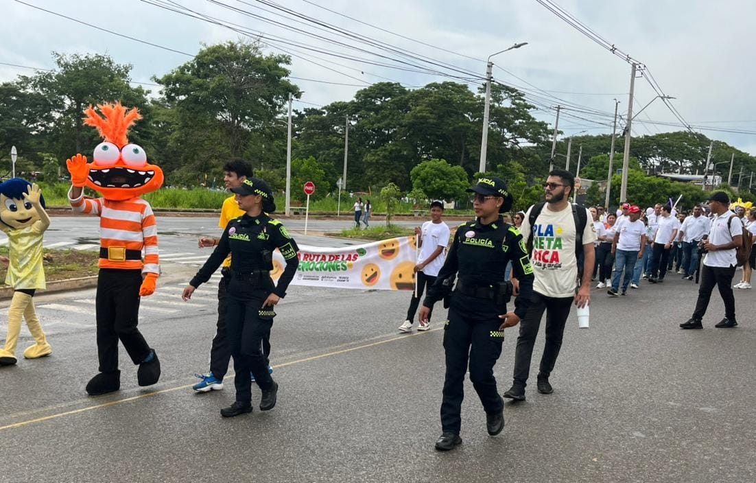PoliciaDECOR's tweet photo. En #PlanetaRica, nuestra Policía Comunitaria en coordinación con @ProteccionPonal a la infancia y adolescencia, participamos en el desfile "La Ruta de las Emociones".

👧🏻🧒🏽 Fortalecemos vínculos con niños, niñas, adolescentes, padres y docentes, promoviendo cultura y gestión emocional.
#SegurosCercanosYPresentes