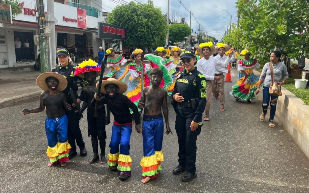 PoliciaDECOR's tweet photo. En #PlanetaRica, nuestra Policía Comunitaria en coordinación con @ProteccionPonal a la infancia y adolescencia, participamos en el desfile "La Ruta de las Emociones".

👧🏻🧒🏽 Fortalecemos vínculos con niños, niñas, adolescentes, padres y docentes, promoviendo cultura y gestión emocional.
#SegurosCercanosYPresentes