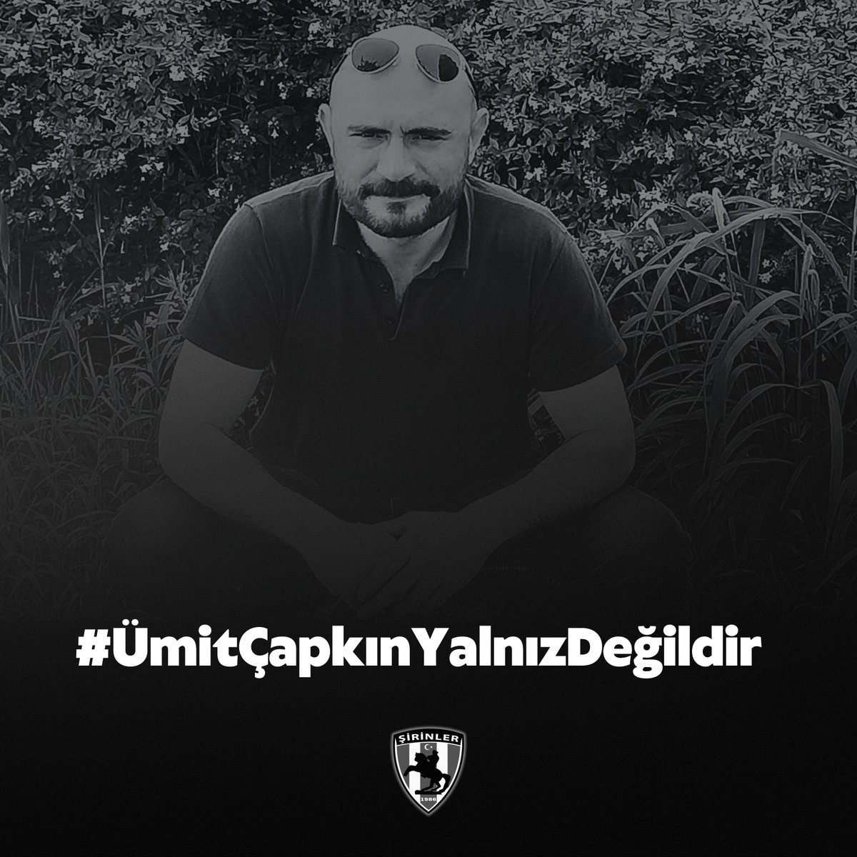 Trabzon deplasmanına giderken Giresun'un Tirebolu ilçesinde Emrah Usta adlı mekanda menfur bir saldırı sonucu hayatını kaybeden Samsunspor taraftarı Ümit Çapkın’ın yanındayız. Sosyal medyada ve haber sitelerinde yürütülen karalama kampanyaları ile katil Emrah Tok’u haklı çıkarma