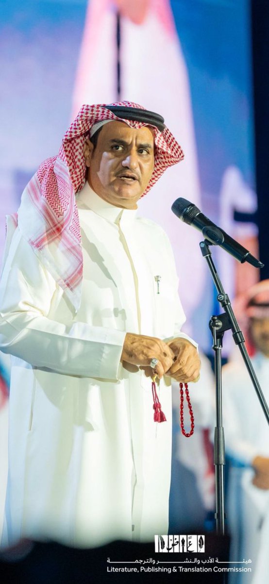 من يستمع لحوارات #سيد_الساحتين #سفر_الدغيلبي ويشاهد مدى الوعي المعرفي والثقافي يدرك انه متجاوز افكار دهماء الساحة الشعرية وانه أبعد الناس عن الاخطاء اللفظية والوزنية في الشعر واكثرهم معرفة وتقدير للرموز .
هالة الضوء وموجة الترند ليست بالجديدة في الزمن الذي اختار  شاعره بعناية