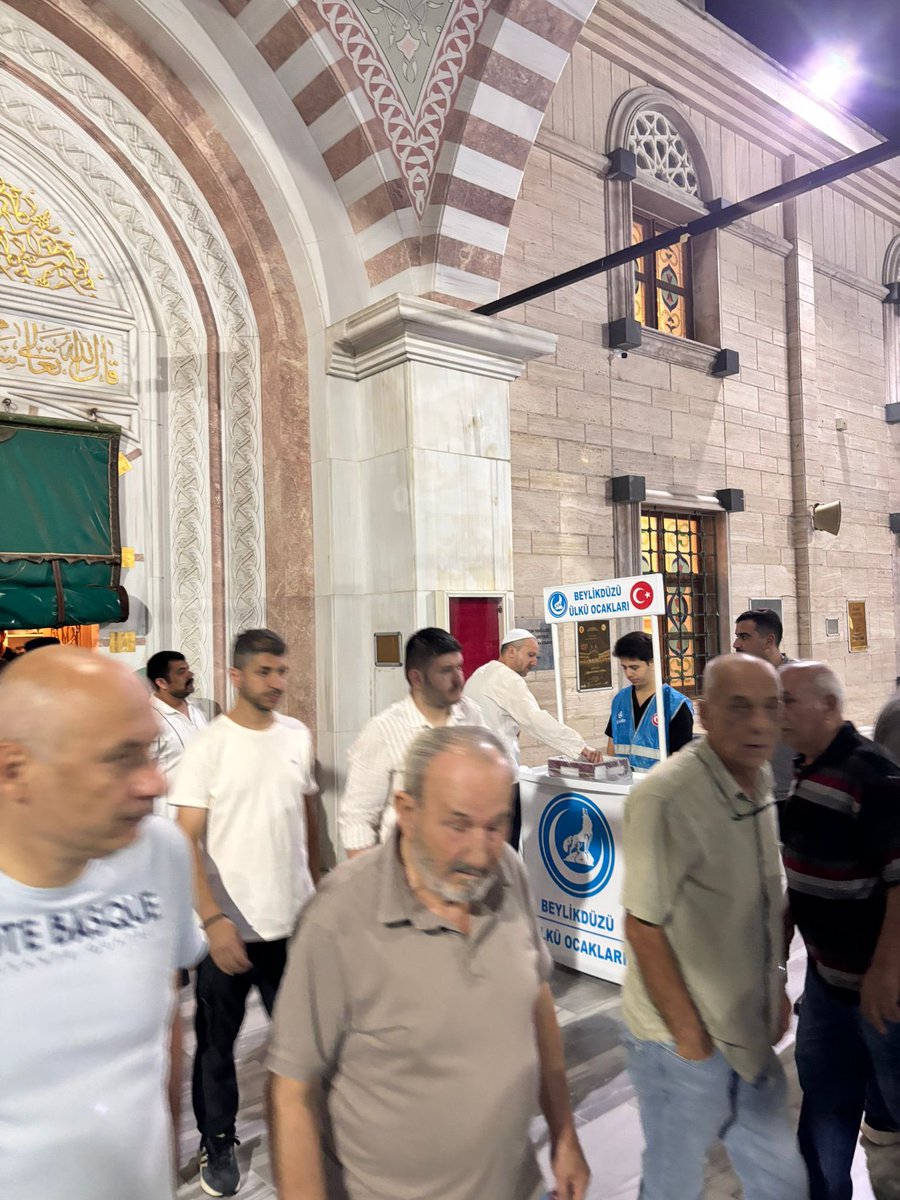 Beylikdüzü Ülkü Ocakları olarak, Mevlid Kandili münasebetiyle Fatih Sultan Mehmet Camii’nde vatandaşlarımızın kandilini tebrik ederek lokum ikramında bulunduk.