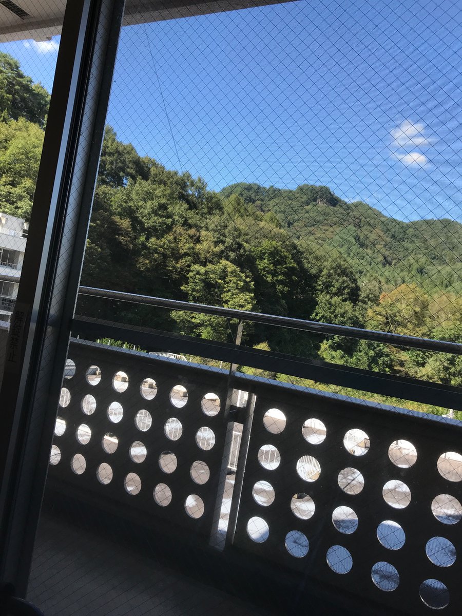mumeyoshi's tweet photo. おはようございます😃病室から外を眺めています！寂しいなんて口に出すと今誰もが皆んな.うとましくて逃げだしてしまう気がする.そして.夢悲しみ.欲望まで全て飲み込まれてしまう気がしますすることが多いので早く退院出来るよう…頑張っています！今日の歌は中島みゆきさん🎵歌姫🎵聴いて頑張ります https://t.co/HXDaQXAyaE