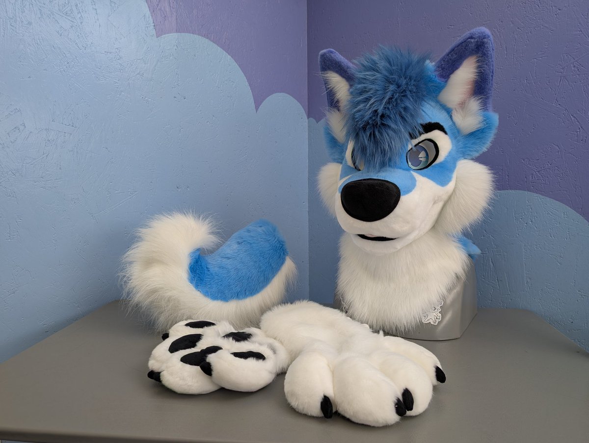 Alex is the toughest husky in town🤟

Meet this handsome guy at my Eurofurence dealers' den table! B1/414
