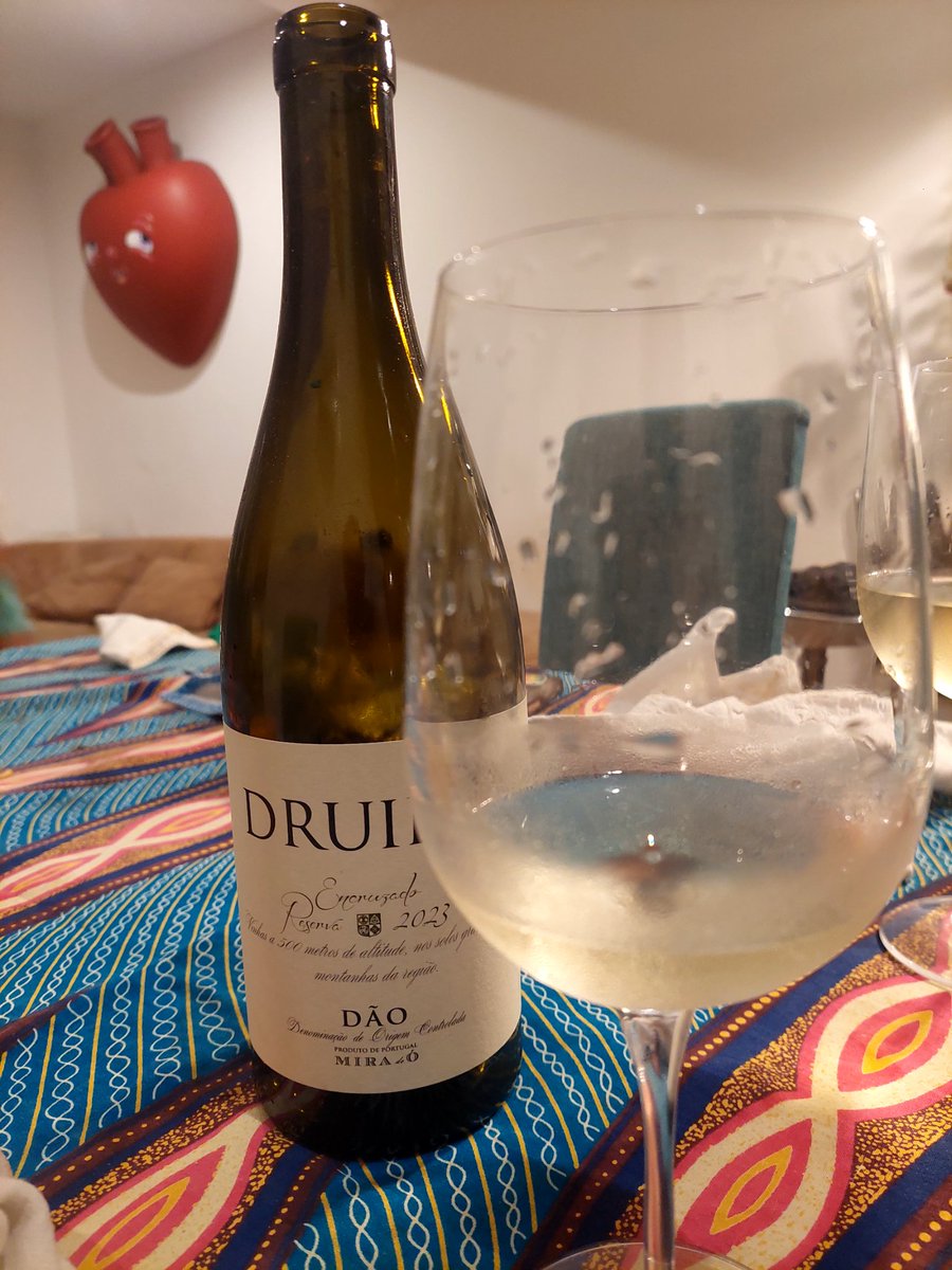 TrigueiroPedro's tweet photo. Com razão, Sophia de Mello Breyner contestava que a palavra Dança deveria ser com S e não com Ç, isto porque o Ç estava sentado e o S sugestionava dança. Enfim, este vinho é do caralho. https://t.co/l13qKx9bzU