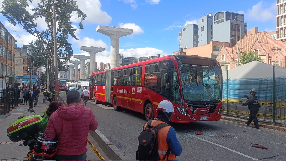 stytweets's tweet photo. Accidente entre dos Transmilenios deja al menos 25 heridos. Ocurrió en la Avenida Caracas entre calle 47 y 48. Hay congestión en troncal Caracas. https://t.co/N2LVqnLePE