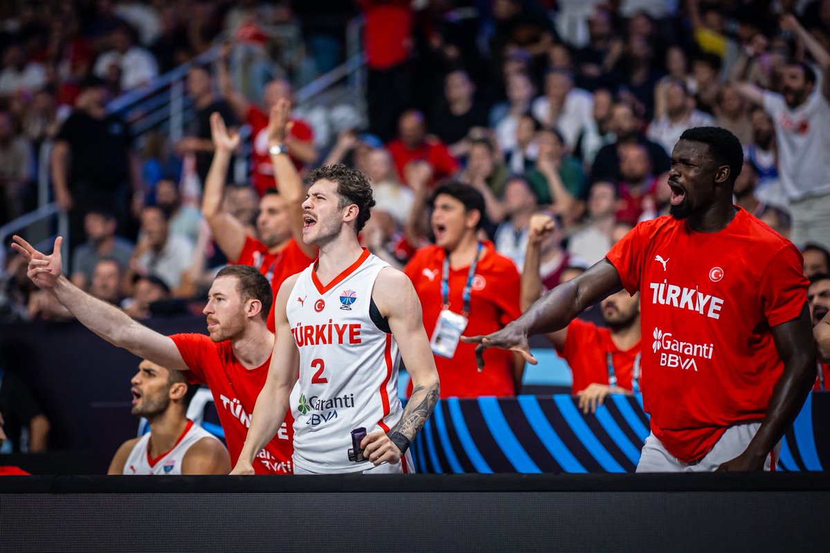 hidoturkoglu15's tweet photo. 🇹🇷 LİDERİZ! 🌟 

Sırbistan’ı 95-90 mağlup ederek grubunu namağlup lider olarak tamamlayan Millilerimizi yürekten kutluyorum. 👏

Ülkemize yakışır şekilde mücadelesi ve azmiyle yolculuğuna devam eden A Erkek Milli Takımımızı yalnız bırakmayan herkese teşekkürler! 🙏 

#BuYolculukHepimizin #EuroBasket
