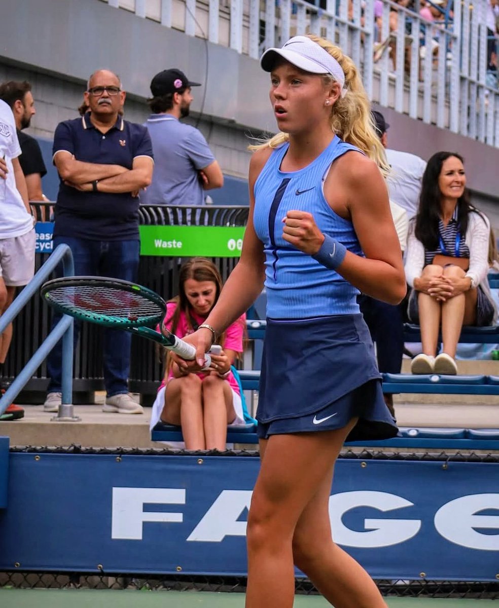 Chez les Juniors, Ksenia Efremova 🇫🇷 se qualifie pour les quarts de finale de l'#USOpen !

Du haut de ses 16 ans, elle élimine Xinran Sun 🇨🇳 en deux sets 6-2, 6-0.

Next ➡️ Jeline Vandromme 🇧🇪, tête de série n°14.

#USOpen2025