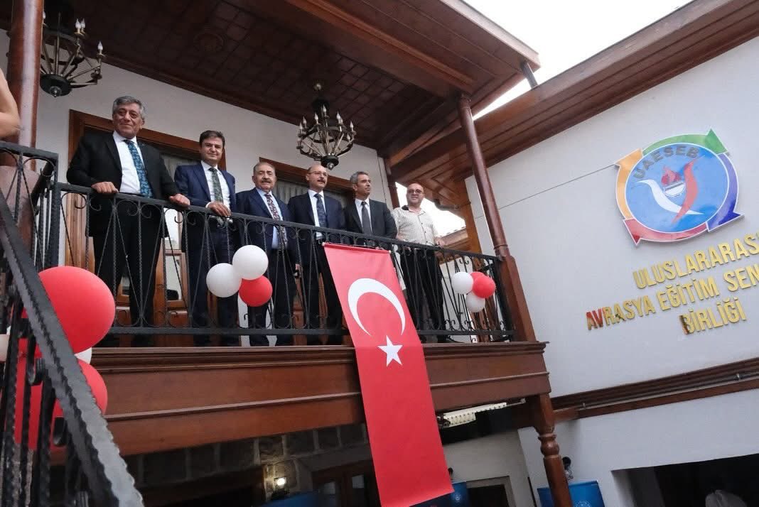 UAESEB hizmet binasının Ankara’da açılış törenine Türkiye Kamu-Sen Genel Başkanı Önder Kahveci, Türk Eğitim Sen ve UAESEB Genel Başkanı Talip Geylan, Genel Merkez Yöneticileri ve Türk Dünyası’ndan gelen üye kuruluşların genel başkan ve temsilcileri katıldı.
Hayırlı olsun.