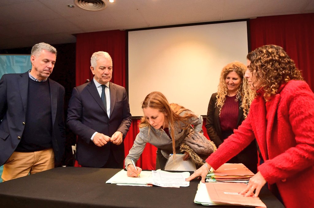 🏣 En el Parque Industrial I, acompañamos al intendente <a href="/Julio_Alak/">Julio Alak</a> a la celebración realizada en el marco del  Día de la Industria. 

✍️ El encuentro incluyó la histórica firma de escrituras por parte de siete empresas radicadas en el Parque Industrial II, el lanzamiento del