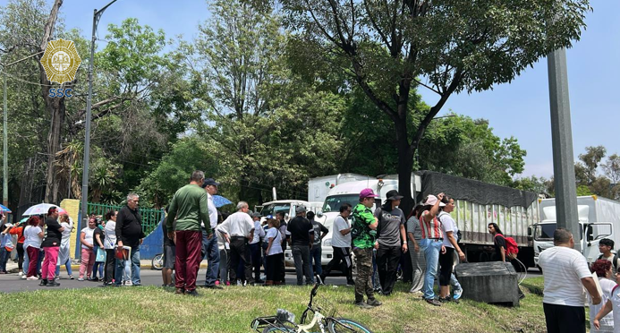 canal6tv's tweet photo. #VIAL🛑🪧Bloqueo en la Calz. #IgnacioZaragoza, al poniente en la zona #GralFlorencioAntillón, col. Ejército de Ote. Indeco II Issste, @Alc_Iztapalapa, #CDMX, entre la estación #PeñonViejo y #Guelatao de la #LíneaA del @MetroCDMX. Ruta alternativa #AvTexcoco y #FuerteDeLoreto. https://t.co/IwWbqpO89t