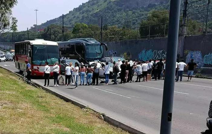 canal6tv's tweet photo. #VIAL🛑🪧Bloqueo en la Calz. #IgnacioZaragoza, al poniente en la zona #GralFlorencioAntillón, col. Ejército de Ote. Indeco II Issste, @Alc_Iztapalapa, #CDMX, entre la estación #PeñonViejo y #Guelatao de la #LíneaA del @MetroCDMX. Ruta alternativa #AvTexcoco y #FuerteDeLoreto. https://t.co/IwWbqpO89t