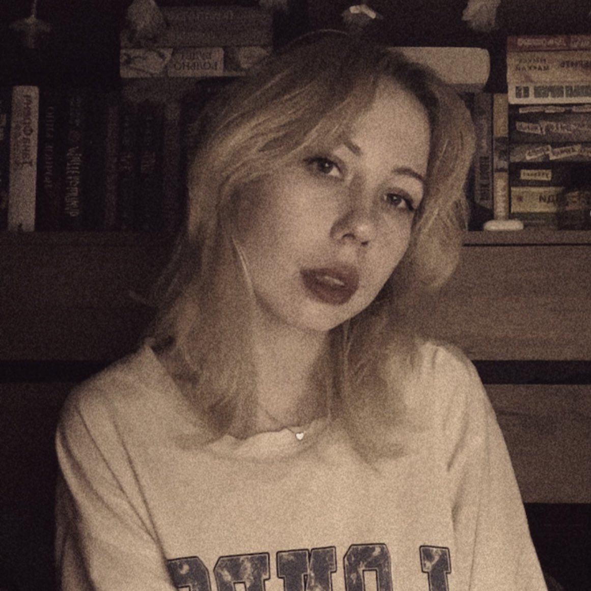 meowony's tweet photo. у меня дарк академия вайб и беды с башкой https://t.co/UyO0H3WX8B