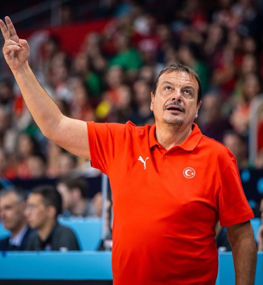 alkolikyorumlar's tweet photo. 🗣️Berna Laçin: "Basket koçu dediğin de çakı gibi olur yahu, hem fiziksel hem duruş itibari ile ;
az biraz çeki düzen verseler Ataman’a, ülkeyi temsil ediyor nihai neticede." https://t.co/2DaX3sd9aE