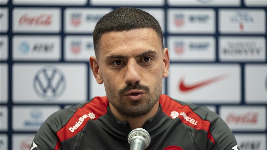 Gürcistan basını: “İki futbolcu arasında sıkıntı olmuş. Ne düşünüyorsunuz?”  

Merih Demiral: "Sorunuzu tam anlamadım. Kimin arasında sorun çıkmış? Onlar herhalde öyle hayal ediyor. Kimsenin arasında bir sıkıntı yok. Moral durumumuz iyi. Hazırız. Yarın da bunu göstereceğimize