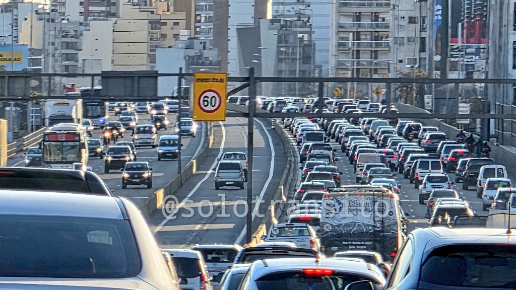 Au 25 de Mayo , con demoras altura zona Boedo mano hacia Au Dellepiane🫠