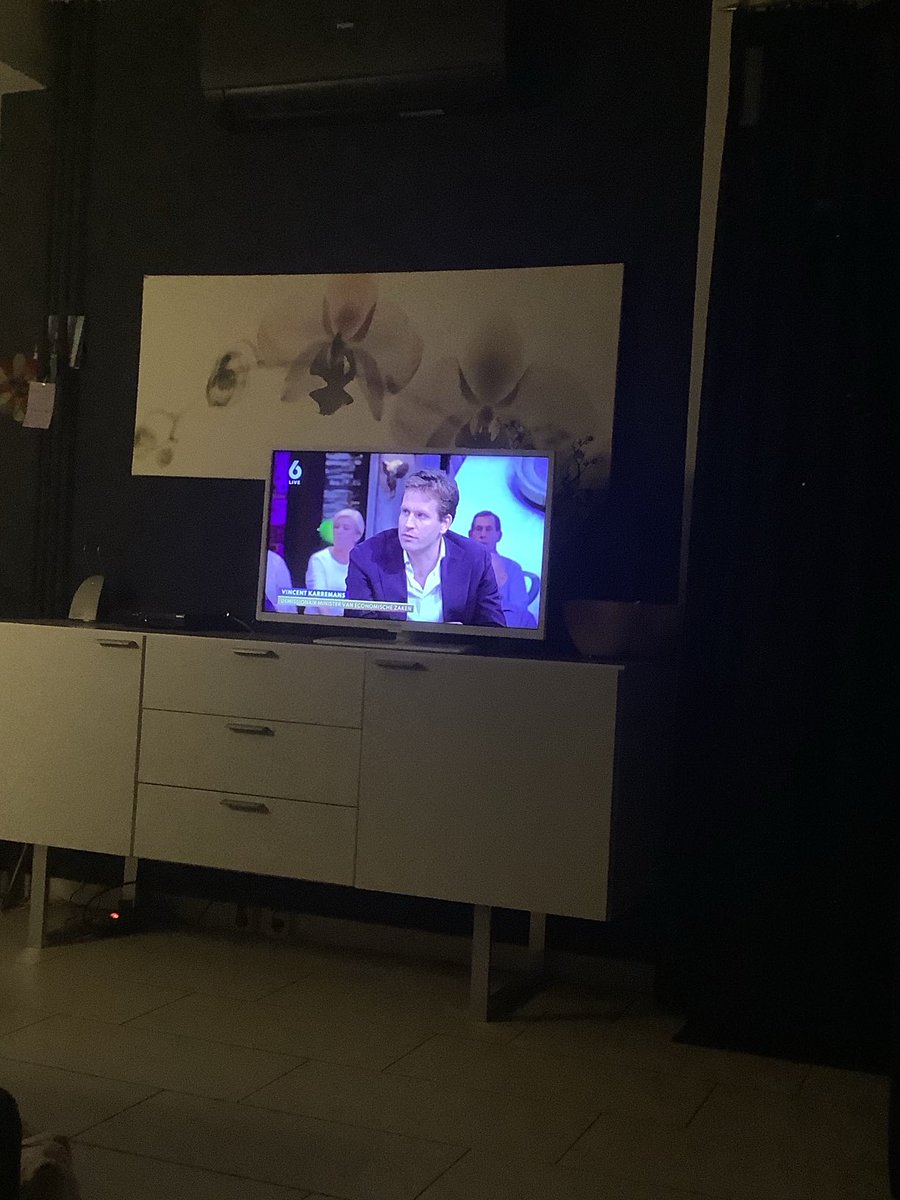Veel kiezers die #Vandaaginside kijken hebben echt hulp en steun van een stevige overheid nodig. Huurwoningen, openbaar vervoer, bestaanszekerheid, toegankelijk onderwijs, zorg. Maar VVD liberaal winst mannetje Karremans oogt leuk maar praat elite rijke luis onzin. #VVD Kijk uit!