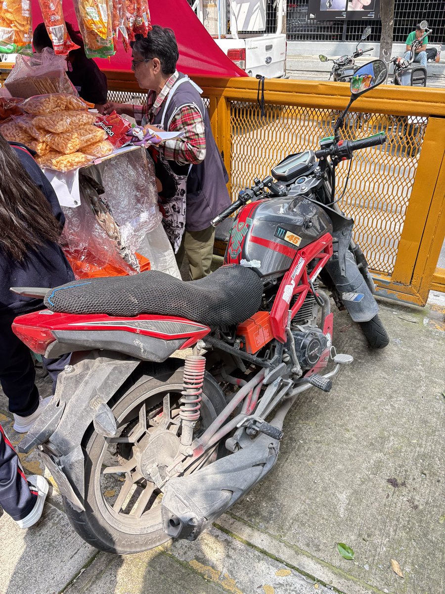 JorgeAnta3's tweet photo. @SSC_CDMX  @UCS_GCDMX  @OVIALCDMX 

Apoyo para reportar esta motocicleta en Carlos Vecina, afuera de la Primaria, defensores de la republica
 entre Benjamín Franklin y Benjamín hill
Colonia hipódromo, Condesa https://t.co/IOtplY68oA