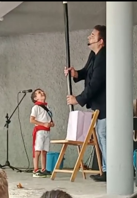 MagoTutan's tweet photo. Hoy ha tocado ir #ablitas , espectáculo infantil lleno de humor, como siempre los niños espectaculares.
Mil gracias por volver a contar conmigo, ! vivan las fiestas¡
#magia #magotutan #espectaculo #show #actuación #fiestas #niños #apyma #risas https://t.co/muOfabdR5J
