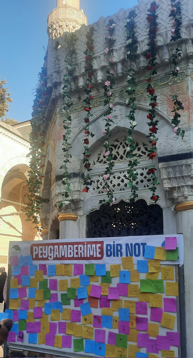 Bir acep nur ki, güneş pervanesi.
Valide-i Cedid Camii'nin avlusunda bir doğum günü için buluştuk. 
#mevlidkandilimizmübarekolsun
#NaatlarlaEfendimiz
#MevlidKandili