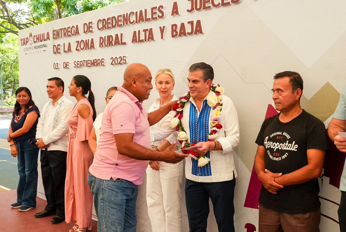 yamilmelgar's tweet photo. Hicimos la entrega de credenciales a los jueces y policías auxiliares de la zona rural alta y baja de nuestro municipio. 
Nuestro gobierno reconoce el compromiso de cada uno de ustedes en favor de la ciudadanía. Estamos seguros de que, en unidad y trabajando de forma coordinada, lograremos un Tapachula más justo y equitativo. 

#VoluntadParaTransformar