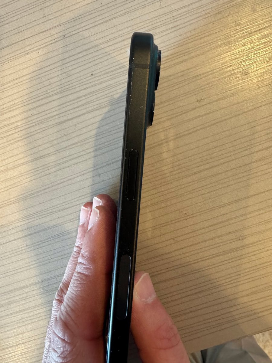 SmartPhoneMedic's tweet photo. Cracked the screen on your iPhone 15?  Be careful where you get the phone repaired because some places use LCD instead of OLED screens.  The LCD is cheaper but can cause input issues when you interact with apps and it can also cause more stress on the battery. https://t.co/vuTXaaMiW9