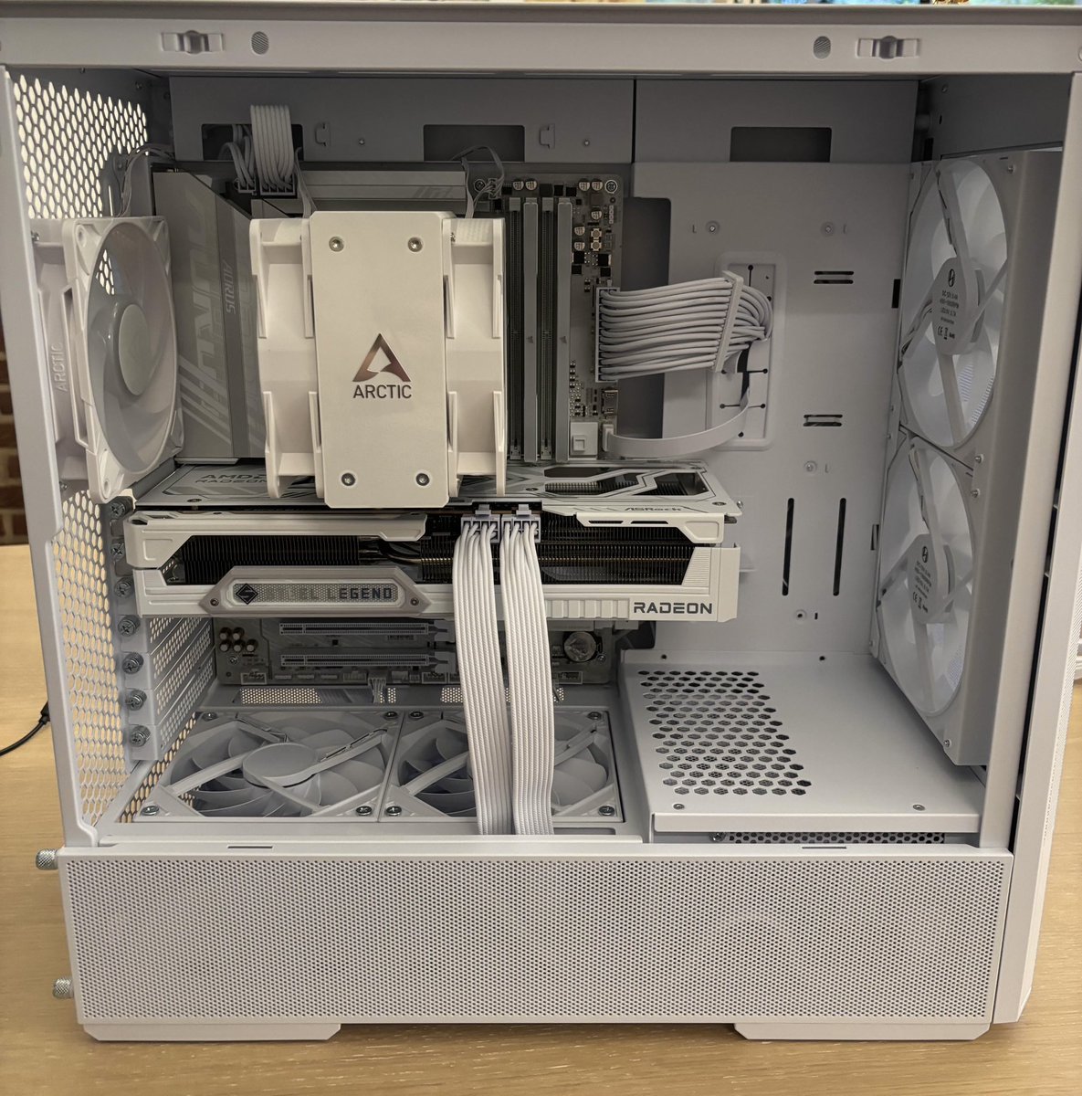 Nithoru's tweet image. Finished my white build for my gf 🤍